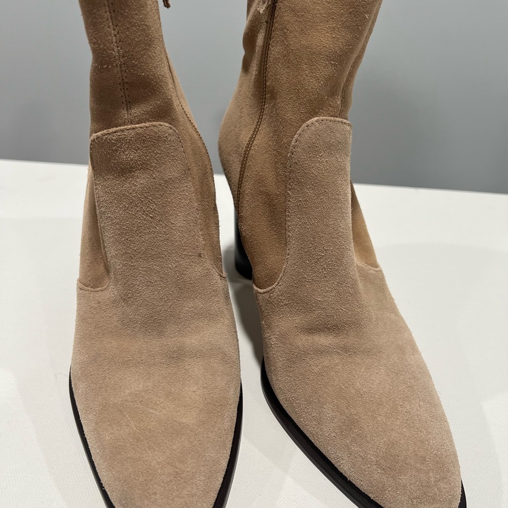 Zara Tan Heeled Boots with Sleek Pointed Toe - Picture 2 of 4